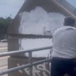 Senatore Ted Cruz cancella una scritta contro Charlie Kirk