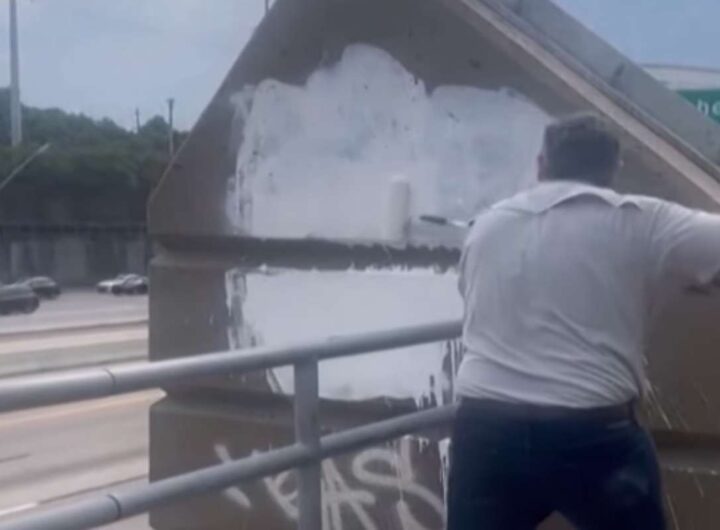 Senatore Ted Cruz cancella una scritta contro Charlie Kirk