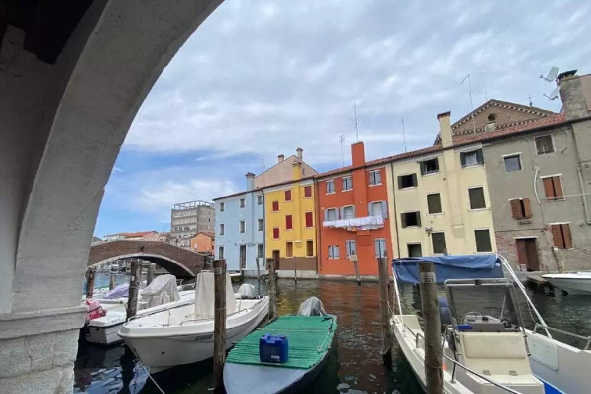 Turista pugnalata mentre porta fuori il cane a Chioggia