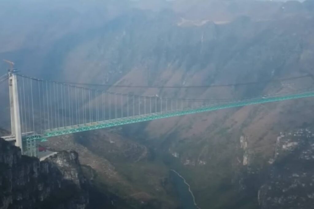 Il ponte Huajiang Grand Canyon, il più alto del mondo