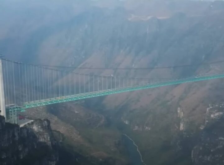 Il ponte Huajiang Grand Canyon, il più alto del mondo