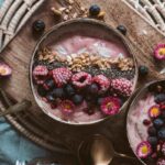 una colazione sana con yogurt e frutti rossi