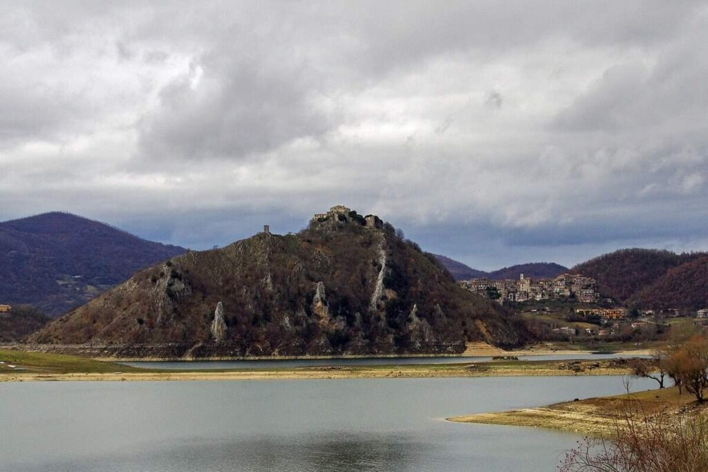 scorcio del Lago del Turano