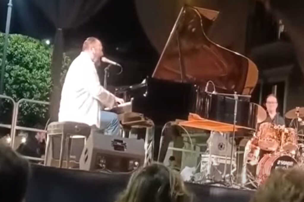 Il video delle luci che crollano durante il concerto di Raphael Gualazzi