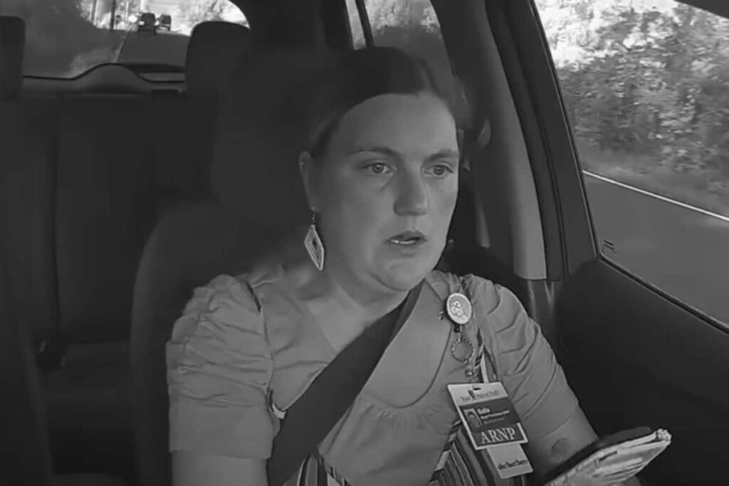 Alla guida con entrambe le mani sullo smartphone