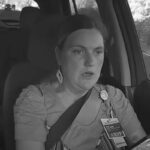 Alla guida con entrambe le mani sullo smartphone