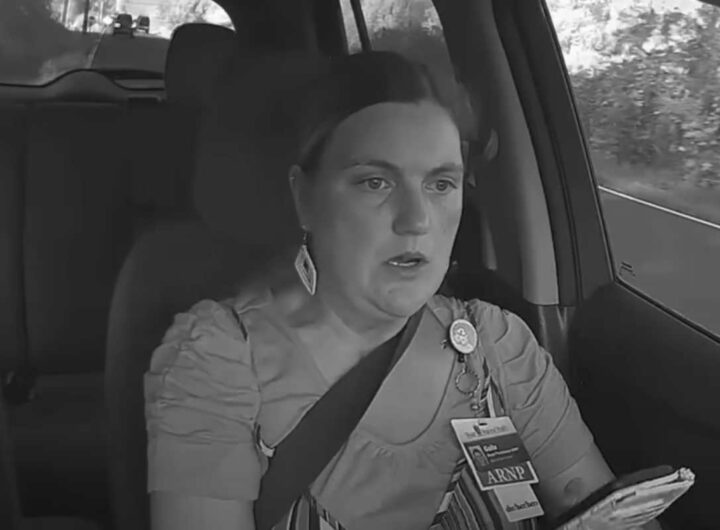 Alla guida con entrambe le mani sullo smartphone