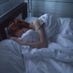 una ragazza dorme in un letto