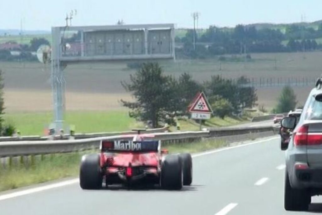 ferrari in autostrada
