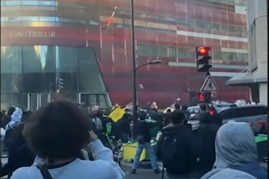 Manifestanti in piazza in Francia, scontri con la Polizia