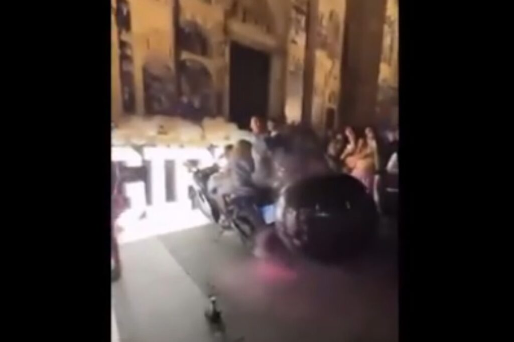 gender reveal a napoli davanti al duomo