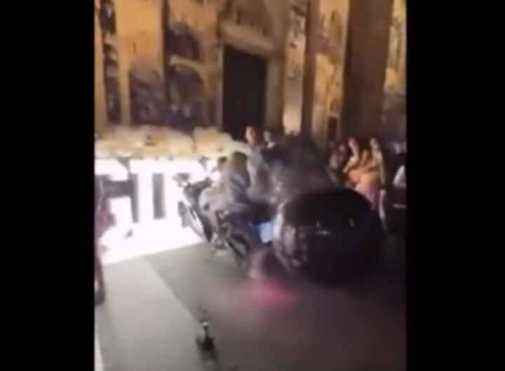 gender reveal a napoli davanti al duomo