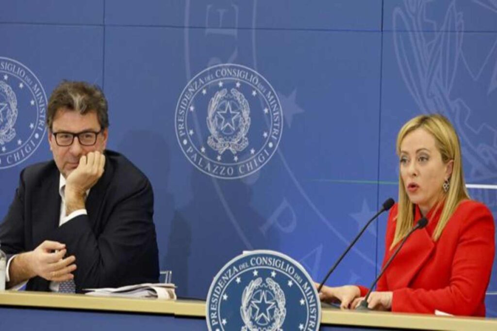 Giorgia Meloni trionfa a Cernobbio, per le ragazze del volley gloria Thai, la crisi di Sinner, chissà cos’ha, nella foto Giorgetti e la Meloni