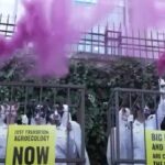 La protesta degli attivisti di Greenpeace