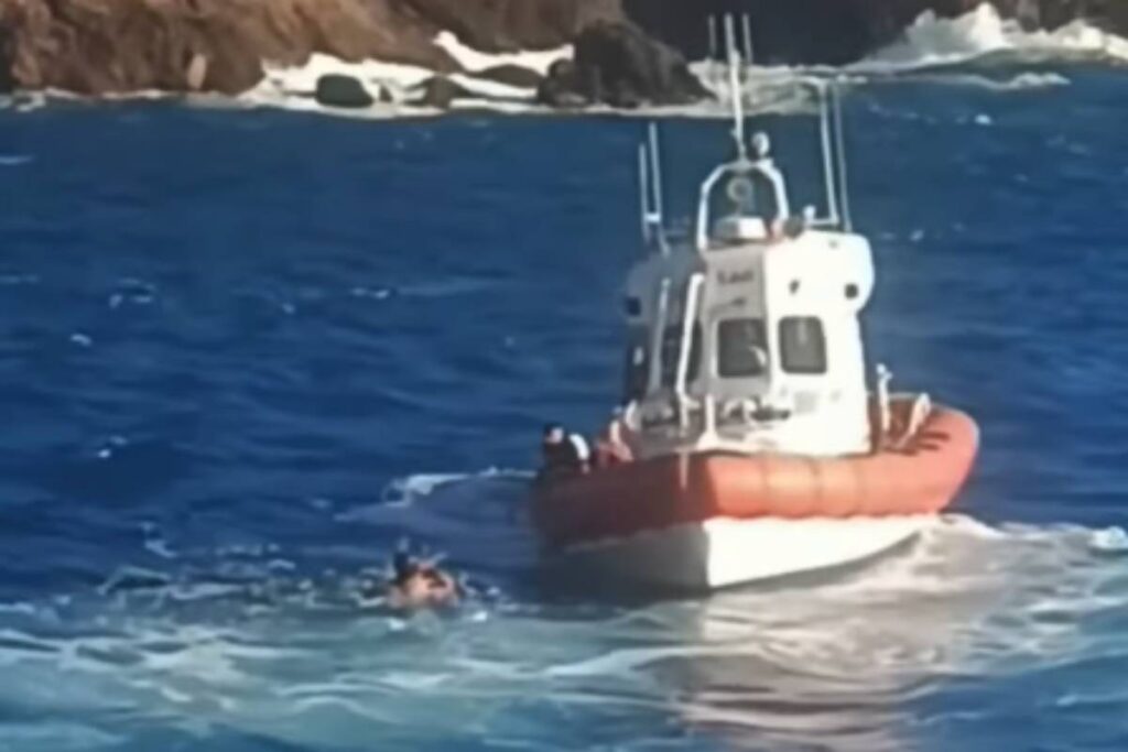 Guardia Costiera salva un uomo in mare