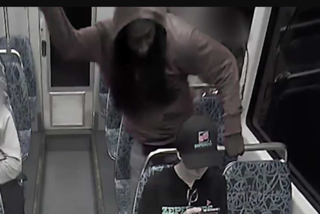 Senzatetto accoltella ragazza