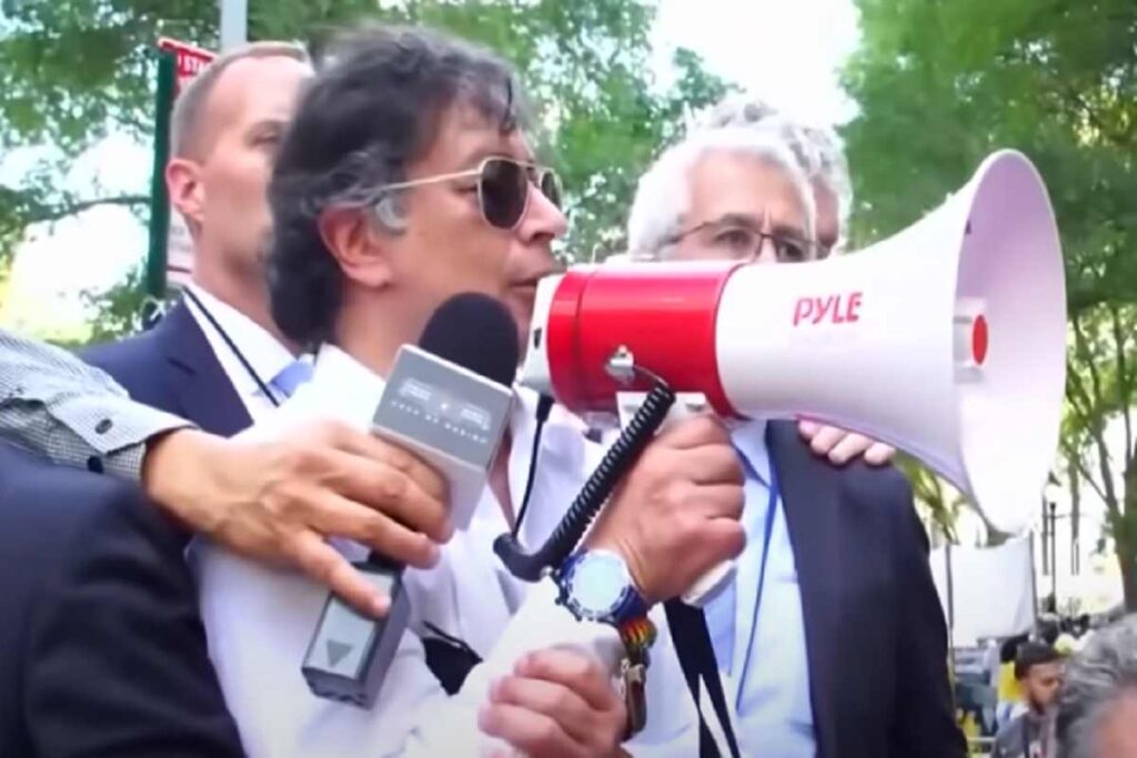 Gustavo Petro parla al corteo pro-Pal