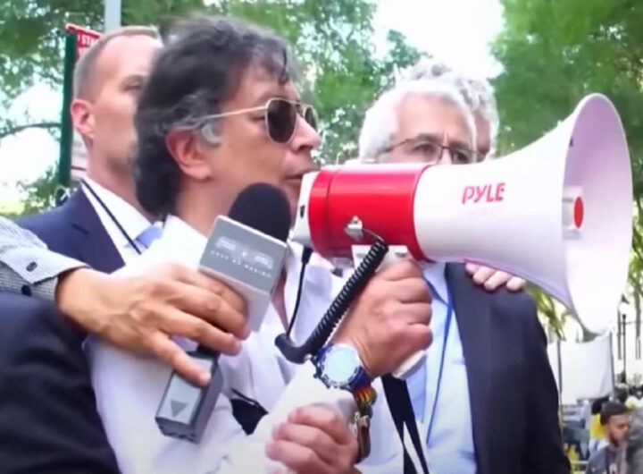 Gustavo Petro parla al corteo pro-Pal