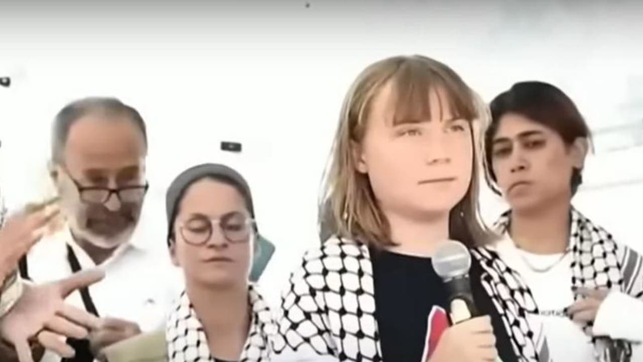 Zaher Birawi (a sinistra), capo del settore Hamas del PCPA nel Regno Unito, dietro i leader della flottiglia