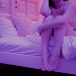 una ragazza seduta su un letto