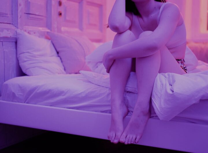 una ragazza seduta su un letto