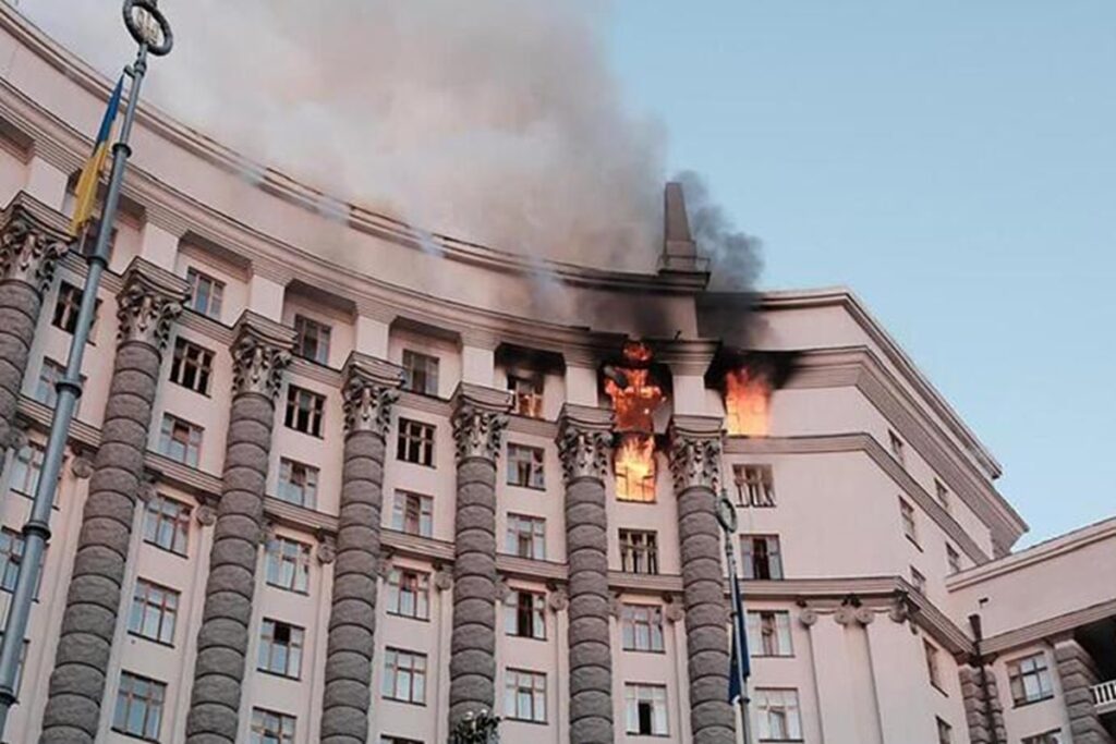Notte di paura e morte in Ucraina, droni e missili su Kiev, e Zelensky promette: prossima l’Italia, nella foto Il palazzo del governo a Kiev colpito da un bombardamento russo