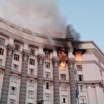 Notte di paura e morte in Ucraina, droni e missili su Kiev, e Zelensky promette: prossima l’Italia, nella foto Il palazzo del governo a Kiev colpito da un bombardamento russo