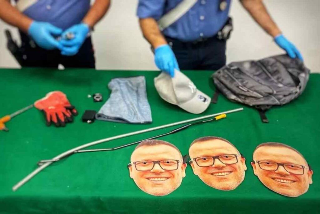 Maschera con Gigi D'Alessio indossata da un ladro per ingannare le telecamere