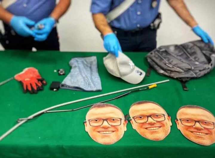 Maschera con Gigi D'Alessio indossata da un ladro per ingannare le telecamere