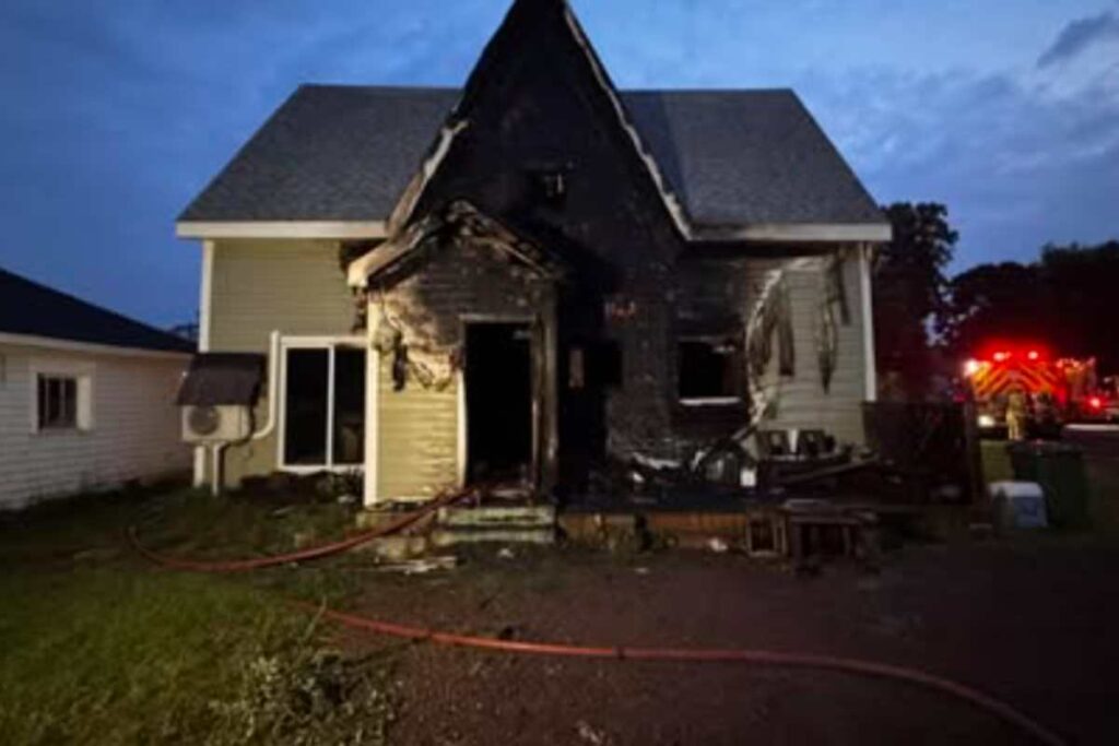 Casa devastata da un incendio