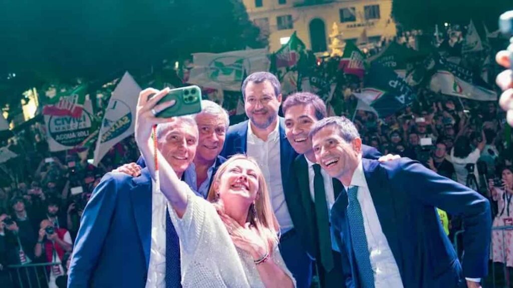 In Italia c’è davvero una “deriva democratica”? Alziamo il velo del pregiudizio ideologico, nella foto il selfie dí Meloni e partner