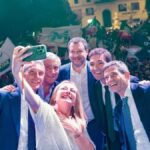 In Italia c’è davvero una “deriva democratica”? Alziamo il velo del pregiudizio ideologico, nella foto il selfie dí Meloni e partner
