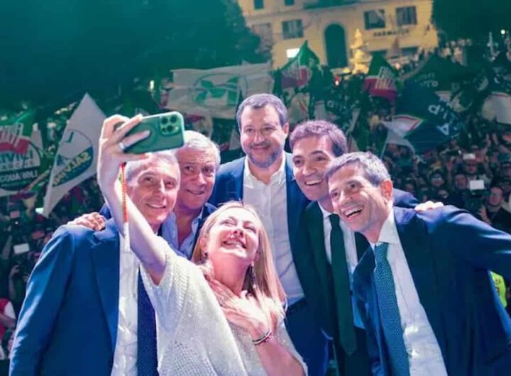 In Italia c’è davvero una “deriva democratica”? Alziamo il velo del pregiudizio ideologico, nella foto il selfie dí Meloni e partner
