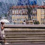 Donna di protegge dal sole con un ombrello