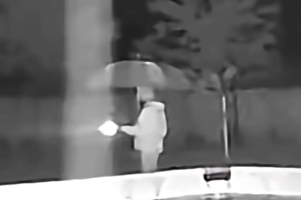 In giardino con l'ombrello durante un temporale