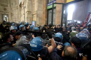 Milano, sfondata la Stazione Centrale al corteo Pro Pal