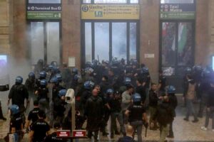 Milano, sfondata la Stazione Centrale al corteo Pro Pal