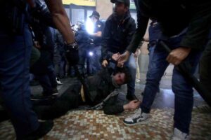 Milano, sfondata la Stazione Centrale al corteo Pro Pal