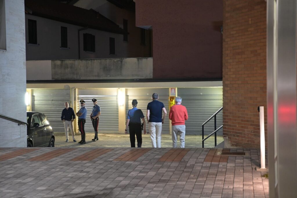 Tenta il suicidio lanciandosi dal quarto piano ma colpisce una donna 83enne e la uccide