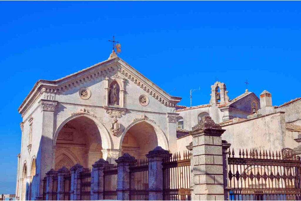 Il borgo delle meraviglie: arte, spiritualità e panorami mozzafiato