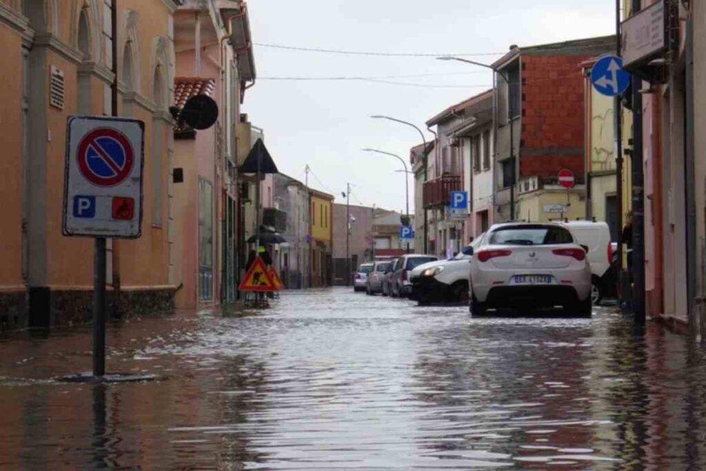 Una strada allagata a causa del maltempo