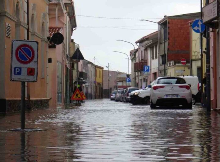 Una strada allagata a causa del maltempo