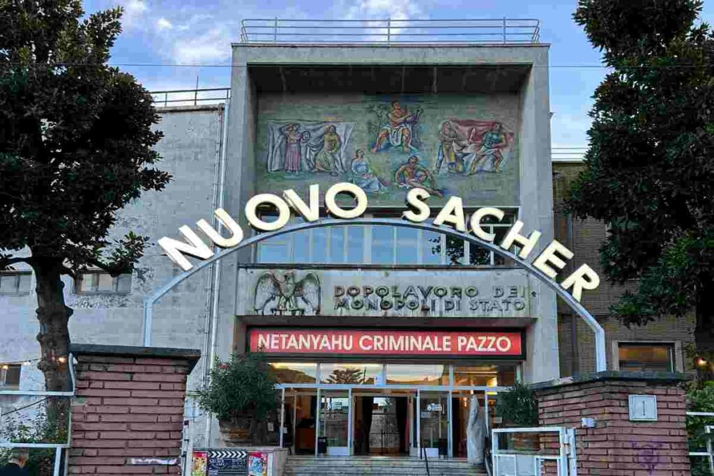 "Netanyahu criminale pazzo": la scritta all'ingresso del cinema Nuovo Sacher di Nanni Moretti