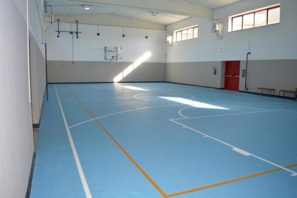 una palestra scolastica