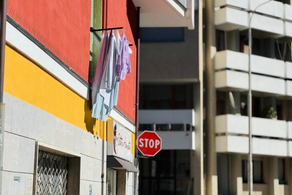 panni stesi in finestra