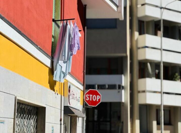 panni stesi in finestra