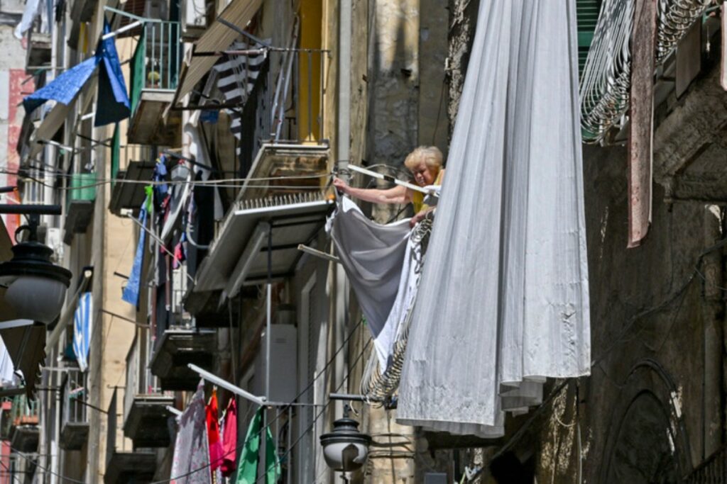 panni stesi alla finestra