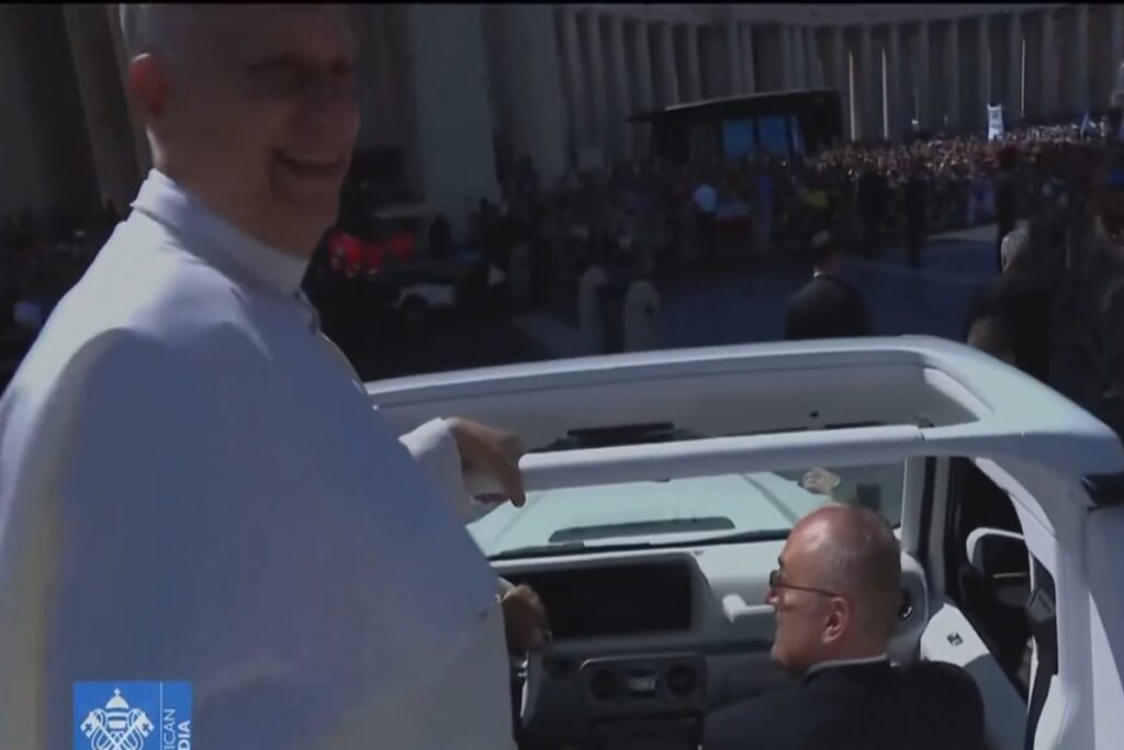Il video di Papa Leone XIV che urta un cameraman e poi gli chiede scusa
