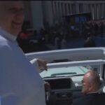 Il video di Papa Leone XIV che urta un cameraman e poi gli chiede scusa