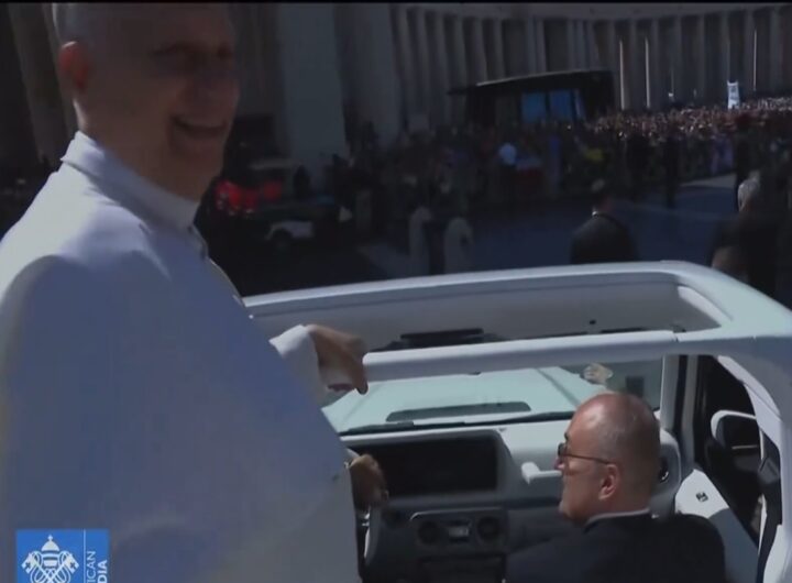 Il video di Papa Leone XIV che urta un cameraman e poi gli chiede scusa